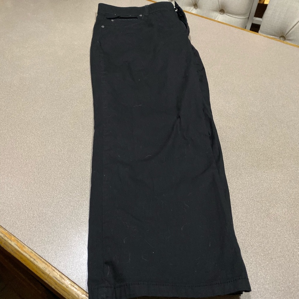 Nwt black capris with comfort waist size 16